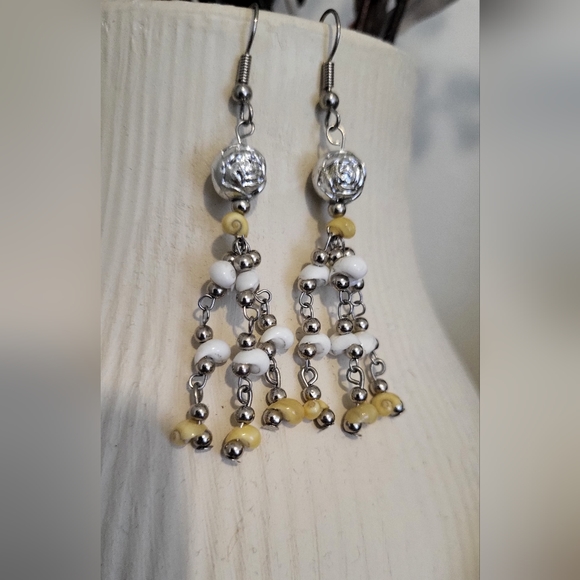 🚨LAST CALL: Handmade Bermudian Seashell Earrings - Picture 3 of 3